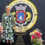 Ivonne Coll Instagram - Recibí un homenaje en mi pueblo de Fajardo Puerto Rico, donde se ha creado un museo de las artes. Se llama Casa Cultural Joaquin Mouliert, donde también están mis retratos y las de muchos otros artistas prominentes kariduros. El honorable alcalde José Anibal Meléndez Mendez me otorgó una bella canasta de flores junto a otros obsequios otorgados por otros miembros del pueblo hacia mi. Me encontré con Anita Ferrero, quien está conmigo en la primera foto. Yo llevé la fotografía de cuando ambas teníamos un año y medio en casa de titi Panchita en Fajardo posando yo en mi culero y mi flor de amapola en la cabeza y ella con su pañuelo español. Me galardonaron con fotos y placas de reconocimiento y con flores vivas como gardenias y orquídeas, ya las cuales ya replanté! En el evento se encontraba también Paquitin, con quien me di mi primer beso de niña y mis primas postizas de pueblo, Lizzy y Madeleine Hones. Fue un placer encontrarme con la primera dama del pueblo, la querida madre del alcalde. Y fue un honor que el niño de 10 años estudiante de arte, Joel Flores Candelario, me obsequiara con una de sus obras hecha para mi, la cual enmarcaré muy pronto. Al final me pusieron la música de "Una Chica Llamada Ivonne Coll", mi tema musical de mi programa de televisión de los años 70 porque me he dado cuenta que nunca dejaré de ser la chica tropical para esa generación de antes, aunque para la de ahora sea Abuela. #puertorico #myhometownpayshomagetome #Fajardo
