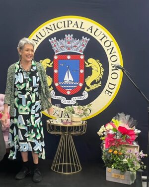 Ivonne Coll Instagram - Recibí un homenaje en mi pueblo de Fajardo Puerto Rico, donde se ha creado un museo de las artes. Se llama Casa Cultural Joaquin Mouliert, donde también están mis retratos y las de muchos otros artistas prominentes kariduros.
El honorable alcalde José Anibal Meléndez Mendez me otorgó una bella canasta de flores junto a otros obsequios otorgados por otros miembros del pueblo hacia mi. Me encontré con Anita Ferrero, quien está conmigo en la primera foto. Yo llevé la fotografía de cuando ambas teníamos un año y medio en casa de titi Panchita en Fajardo posando yo en mi culero y mi flor de amapola en la cabeza y ella con su pañuelo español.

Me galardonaron con fotos y placas de reconocimiento y con flores vivas como gardenias y orquídeas, ya las cuales ya replanté! 

En el evento se encontraba también Paquitin, con quien me di mi primer beso de niña y mis primas postizas de pueblo, Lizzy y Madeleine Hones.

Fue un placer encontrarme con la primera dama del pueblo, la querida madre del alcalde. Y fue un honor que el niño de 10 años estudiante de arte, Joel Flores Candelario, me obsequiara con una de sus obras hecha para mi, la cual enmarcaré muy pronto.

Al final me pusieron la música de "Una Chica Llamada Ivonne Coll", mi tema musical de mi programa de televisión de los años 70 porque me he dado cuenta que nunca dejaré de ser la chica tropical para esa generación de antes, aunque para la de ahora sea Abuela.

#puertorico #myhometownpayshomagetome #Fajardo