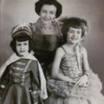 Ivonne Coll Instagram - Mi mama Rosita Mendoza fue una mujer fabulosa !Aquí en Fajardo circa 1955 con el vestuario que nos hizo a mano , a mi hermana Millie y a mi, y en su maquina Singer de pedal para Halloween. Que Dios la Bendiga por siempre, al gran amor de mi vida ❤️ Feliz día de las Madres Mamita!