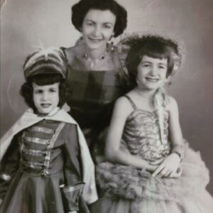 Ivonne Coll Instagram - Mi mama Rosita Mendoza fue una mujer fabulosa !Aquí en Fajardo circa 1955 con el vestuario que nos hizo a mano , a mi hermana Millie y a mi, y en su maquina Singer de pedal para Halloween. Que Dios la Bendiga por siempre,  al gran amor de mi vida ❤️ Feliz día de las Madres Mamita!