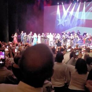 Ivonne Coll Instagram - El concierto de Andy Montañez estuvo espectacular , la participation de artistas invitados perfecta,al igual que Raulito Carbonel . La Mamá de Andy estuvo presente, 103años, Dios la Bendiga. Dios te Bendice Andy Montanez! ORGULLO BORICUA!
