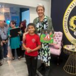 Ivonne Coll Instagram - Recibí un homenaje en mi pueblo de Fajardo Puerto Rico, donde se ha creado un museo de las artes. Se llama Casa Cultural Joaquin Mouliert, donde también están mis retratos y las de muchos otros artistas prominentes kariduros. El honorable alcalde José Anibal Meléndez Mendez me otorgó una bella canasta de flores junto a otros obsequios otorgados por otros miembros del pueblo hacia mi. Me encontré con Anita Ferrero, quien está conmigo en la primera foto. Yo llevé la fotografía de cuando ambas teníamos un año y medio en casa de titi Panchita en Fajardo posando yo en mi culero y mi flor de amapola en la cabeza y ella con su pañuelo español. Me galardonaron con fotos y placas de reconocimiento y con flores vivas como gardenias y orquídeas, ya las cuales ya replanté! En el evento se encontraba también Paquitin, con quien me di mi primer beso de niña y mis primas postizas de pueblo, Lizzy y Madeleine Hones. Fue un placer encontrarme con la primera dama del pueblo, la querida madre del alcalde. Y fue un honor que el niño de 10 años estudiante de arte, Joel Flores Candelario, me obsequiara con una de sus obras hecha para mi, la cual enmarcaré muy pronto. Al final me pusieron la música de "Una Chica Llamada Ivonne Coll", mi tema musical de mi programa de televisión de los años 70 porque me he dado cuenta que nunca dejaré de ser la chica tropical para esa generación de antes, aunque para la de ahora sea Abuela. #puertorico #myhometownpayshomagetome #Fajardo