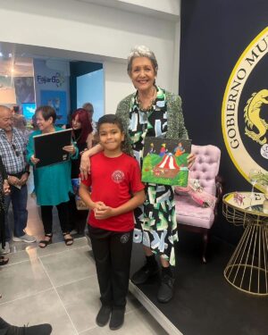 Ivonne Coll Instagram - Recibí un homenaje en mi pueblo de Fajardo Puerto Rico, donde se ha creado un museo de las artes. Se llama Casa Cultural Joaquin Mouliert, donde también están mis retratos y las de muchos otros artistas prominentes kariduros.
El honorable alcalde José Anibal Meléndez Mendez me otorgó una bella canasta de flores junto a otros obsequios otorgados por otros miembros del pueblo hacia mi. Me encontré con Anita Ferrero, quien está conmigo en la primera foto. Yo llevé la fotografía de cuando ambas teníamos un año y medio en casa de titi Panchita en Fajardo posando yo en mi culero y mi flor de amapola en la cabeza y ella con su pañuelo español.

Me galardonaron con fotos y placas de reconocimiento y con flores vivas como gardenias y orquídeas, ya las cuales ya replanté! 

En el evento se encontraba también Paquitin, con quien me di mi primer beso de niña y mis primas postizas de pueblo, Lizzy y Madeleine Hones.

Fue un placer encontrarme con la primera dama del pueblo, la querida madre del alcalde. Y fue un honor que el niño de 10 años estudiante de arte, Joel Flores Candelario, me obsequiara con una de sus obras hecha para mi, la cual enmarcaré muy pronto.

Al final me pusieron la música de "Una Chica Llamada Ivonne Coll", mi tema musical de mi programa de televisión de los años 70 porque me he dado cuenta que nunca dejaré de ser la chica tropical para esa generación de antes, aunque para la de ahora sea Abuela.

#puertorico #myhometownpayshomagetome #Fajardo