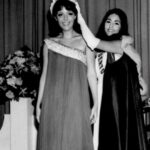 Ivonne Coll Instagram - El mismo traje que usé en Miss Universe, se lo presté a Marisol Malaret cuando la coronaron Miss Puerto Rico 1970 , ya que toda su ropa se dañó en un fuego en su casa.Aqui la foto cuando gana Miss PuertoRico #MarisolMalaret#ourfirstMissUniverse#1970