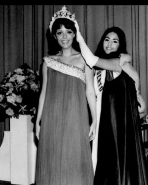 Ivonne Coll Instagram - El mismo traje que usé en Miss  Universe, se lo presté a Marisol Malaret cuando la coronaron Miss Puerto Rico 1970 , ya que toda su ropa se dañó en un fuego en su casa.Aqui la foto cuando gana Miss PuertoRico #MarisolMalaret#ourfirstMissUniverse#1970