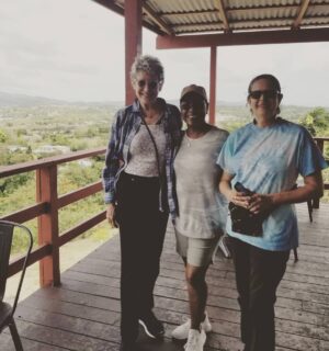 Ivonne Coll Instagram - Horas antes del apagon, disfrutando en Juncos con mi hermana Millie y nuestra querida amiga/hermana Wanda Ortiz.
#apagonportóslaos
#PuertoRico
#baddeal#LUMA
#privateenergycompany 
#rippoff#otrotumbe