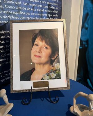 Ivonne Coll Instagram - Recibí un homenaje en mi pueblo de Fajardo Puerto Rico, donde se ha creado un museo de las artes. Se llama Casa Cultural Joaquin Mouliert, donde también están mis retratos y las de muchos otros artistas prominentes kariduros.
El honorable alcalde José Anibal Meléndez Mendez me otorgó una bella canasta de flores junto a otros obsequios otorgados por otros miembros del pueblo hacia mi. Me encontré con Anita Ferrero, quien está conmigo en la primera foto. Yo llevé la fotografía de cuando ambas teníamos un año y medio en casa de titi Panchita en Fajardo posando yo en mi culero y mi flor de amapola en la cabeza y ella con su pañuelo español.

Me galardonaron con fotos y placas de reconocimiento y con flores vivas como gardenias y orquídeas, ya las cuales ya replanté! 

En el evento se encontraba también Paquitin, con quien me di mi primer beso de niña y mis primas postizas de pueblo, Lizzy y Madeleine Hones.

Fue un placer encontrarme con la primera dama del pueblo, la querida madre del alcalde. Y fue un honor que el niño de 10 años estudiante de arte, Joel Flores Candelario, me obsequiara con una de sus obras hecha para mi, la cual enmarcaré muy pronto.

Al final me pusieron la música de "Una Chica Llamada Ivonne Coll", mi tema musical de mi programa de televisión de los años 70 porque me he dado cuenta que nunca dejaré de ser la chica tropical para esa generación de antes, aunque para la de ahora sea Abuela.

#puertorico #myhometownpayshomagetome #Fajardo
