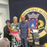Ivonne Coll Instagram – Recibí un homenaje en mi pueblo de Fajardo Puerto Rico, donde se ha creado un museo de las artes. Se llama Casa Cultural Joaquin Mouliert, donde también están mis retratos y las de muchos otros artistas prominentes kariduros.
El honorable alcalde José Anibal Meléndez Mendez me otorgó una bella canasta de flores junto a otros obsequios otorgados por otros miembros del pueblo hacia mi. Me encontré con Anita Ferrero, quien está conmigo en la primera foto. Yo llevé la fotografía de cuando ambas teníamos un año y medio en casa de titi Panchita en Fajardo posando yo en mi culero y mi flor de amapola en la cabeza y ella con su pañuelo español.

Me galardonaron con fotos y placas de reconocimiento y con flores vivas como gardenias y orquídeas, ya las cuales ya replanté! 

En el evento se encontraba también Paquitin, con quien me di mi primer beso de niña y mis primas postizas de pueblo, Lizzy y Madeleine Hones.

Fue un placer encontrarme con la primera dama del pueblo, la querida madre del alcalde. Y fue un honor que el niño de 10 años estudiante de arte, Joel Flores Candelario, me obsequiara con una de sus obras hecha para mi, la cual enmarcaré muy pronto.

Al final me pusieron la música de “Una Chica Llamada Ivonne Coll”, mi tema musical de mi programa de televisión de los años 70 porque me he dado cuenta que nunca dejaré de ser la chica tropical para esa generación de antes, aunque para la de ahora sea Abuela.

#puertorico #myhometownpayshomagetome #Fajardo
