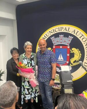 Ivonne Coll Instagram - Recibí un homenaje en mi pueblo de Fajardo Puerto Rico, donde se ha creado un museo de las artes. Se llama Casa Cultural Joaquin Mouliert, donde también están mis retratos y las de muchos otros artistas prominentes kariduros.
El honorable alcalde José Anibal Meléndez Mendez me otorgó una bella canasta de flores junto a otros obsequios otorgados por otros miembros del pueblo hacia mi. Me encontré con Anita Ferrero, quien está conmigo en la primera foto. Yo llevé la fotografía de cuando ambas teníamos un año y medio en casa de titi Panchita en Fajardo posando yo en mi culero y mi flor de amapola en la cabeza y ella con su pañuelo español.

Me galardonaron con fotos y placas de reconocimiento y con flores vivas como gardenias y orquídeas, ya las cuales ya replanté! 

En el evento se encontraba también Paquitin, con quien me di mi primer beso de niña y mis primas postizas de pueblo, Lizzy y Madeleine Hones.

Fue un placer encontrarme con la primera dama del pueblo, la querida madre del alcalde. Y fue un honor que el niño de 10 años estudiante de arte, Joel Flores Candelario, me obsequiara con una de sus obras hecha para mi, la cual enmarcaré muy pronto.

Al final me pusieron la música de "Una Chica Llamada Ivonne Coll", mi tema musical de mi programa de televisión de los años 70 porque me he dado cuenta que nunca dejaré de ser la chica tropical para esa generación de antes, aunque para la de ahora sea Abuela.

#puertorico #myhometownpayshomagetome #Fajardo