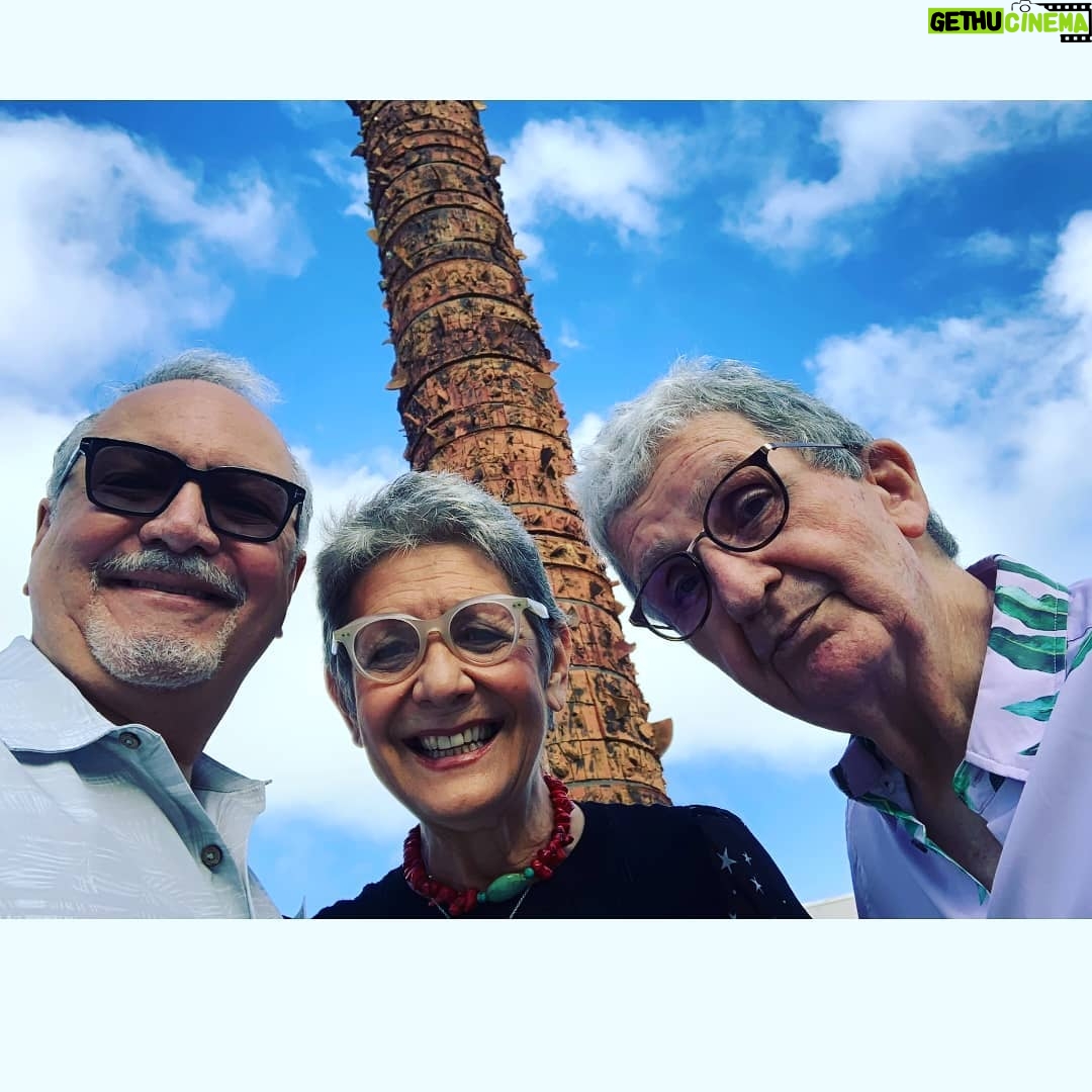 Ivonne Coll - 3.2K Likes - Que dia tan especial pasé junto a queridos amigos de años. Aqui con Rafa Fuentes y Julio Biaggi.
Fui invitada de Julio a su Exposicion de Artes "Yo soy teatro yo soy pintor " la cual estará en exhibición en el Centro de Estudios Avanzados de Puerto Rico y el Caribe hasta Diciembre 7.. Los invito a que pasen a ver estos trabajos de un gran Artista quien ha sido parte del desarrollo cultural de el Pais con su contribucion al Teatro Internacional y Puertorriqueño.
Felicidades Julio,fue una noche mágica ❤