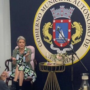 Ivonne Coll Instagram - Recibí un homenaje en mi pueblo de Fajardo Puerto Rico, donde se ha creado un museo de las artes. Se llama Casa Cultural Joaquin Mouliert, donde también están mis retratos y las de muchos otros artistas prominentes kariduros.
El honorable alcalde José Anibal Meléndez Mendez me otorgó una bella canasta de flores junto a otros obsequios otorgados por otros miembros del pueblo hacia mi. Me encontré con Anita Ferrero, quien está conmigo en la primera foto. Yo llevé la fotografía de cuando ambas teníamos un año y medio en casa de titi Panchita en Fajardo posando yo en mi culero y mi flor de amapola en la cabeza y ella con su pañuelo español.

Me galardonaron con fotos y placas de reconocimiento y con flores vivas como gardenias y orquídeas, ya las cuales ya replanté! 

En el evento se encontraba también Paquitin, con quien me di mi primer beso de niña y mis primas postizas de pueblo, Lizzy y Madeleine Hones.

Fue un placer encontrarme con la primera dama del pueblo, la querida madre del alcalde. Y fue un honor que el niño de 10 años estudiante de arte, Joel Flores Candelario, me obsequiara con una de sus obras hecha para mi, la cual enmarcaré muy pronto.

Al final me pusieron la música de "Una Chica Llamada Ivonne Coll", mi tema musical de mi programa de televisión de los años 70 porque me he dado cuenta que nunca dejaré de ser la chica tropical para esa generación de antes, aunque para la de ahora sea Abuela.

#puertorico #myhometownpayshomagetome #Fajardo