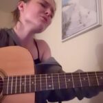Izabela Vidovic Instagram - Late night @jessiereyez feels #cover