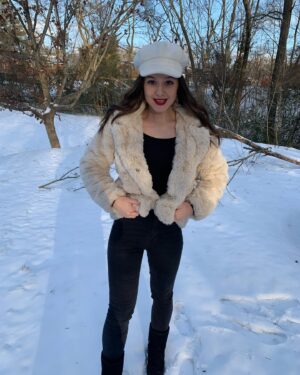 Izabela Vidovic Instagram - Cali girl meets her first white Christmas ❄️