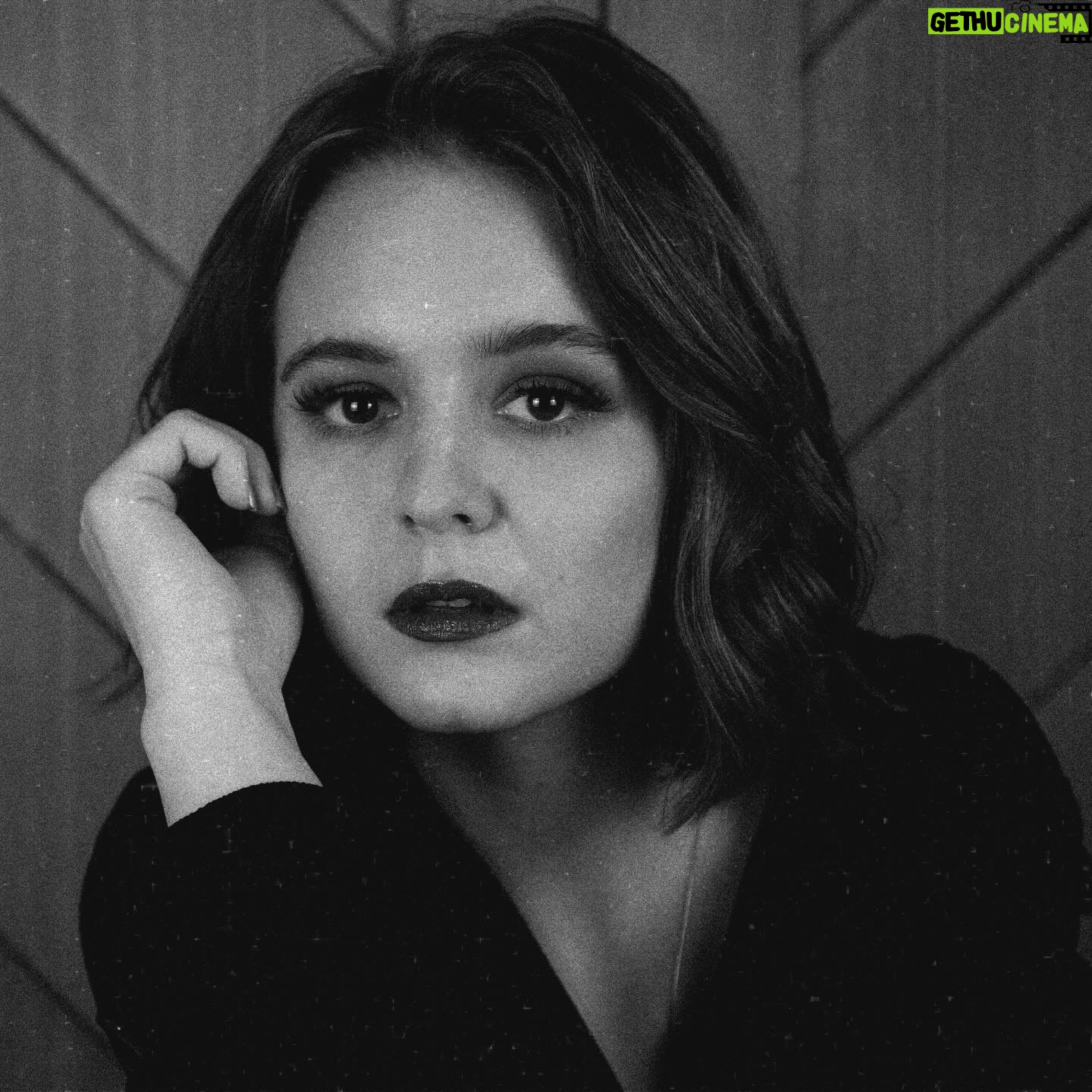 Izabela Vidovic Instagram - My first single Time Dreams is out now on all platforms 🕕