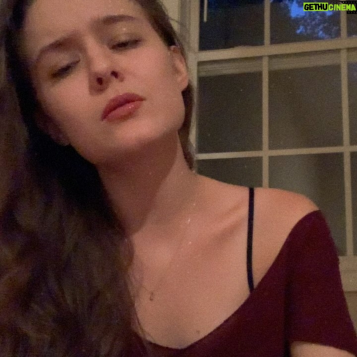 Izabela Vidovic Instagram - Music moments from my room 🦋