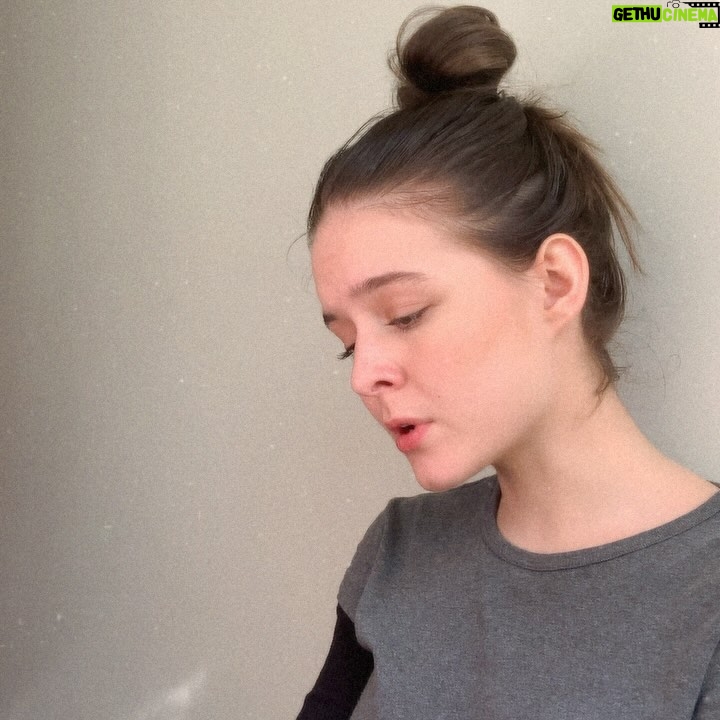 Izabela Vidovic Instagram - Music moments from my room 🦋