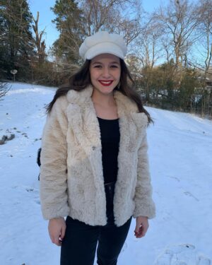 Izabela Vidovic Instagram - Cali girl meets her first white Christmas ❄️