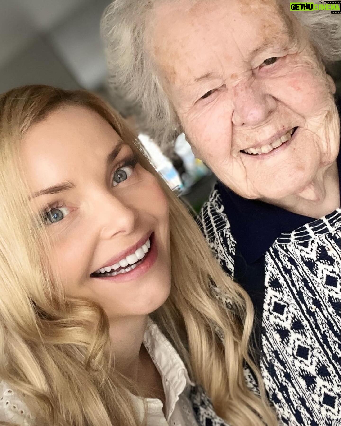 Izabella Miko - 3 Likes - Swipe right for more gems! ❤️ My Babcia transitioned Iast weekend in her sleep… she was 95 and was painting up until her last day (a talent that she discovered in the last year of her life!) Words can’t describe how much we will miss her protection with all the prayers and her incredible sense of humor!
We got to shoot some funny vids when I was recovering from my feet surgeries, as she was always up for anything. She always had the best punchlines! She got her first computer at 90 years old and always found her way in this modern world, praying for us with all of her heart.
She has been ready to reunite with her husband (my grandpa) for a while and kept joking that God must have forgotten about her 🤣 We are all super sad that she’s gone, but also happy for her to be with him and finally God, as she wanted it so much. Please say a prayer that her journey out there is smooth and beautiful. We will be celebrating her life this Saturday in Sulejówek and next week in Kraków:-)
She has always been an angel, now she will get a proper set of wings to fly…. 😇❤️🌈
Odeszła moja babcia w zeszły weekend… śpiąc słodko. Miała 95 lat i malowała aż do ostatniego dnia (talent, który odkryła w ostatnim roku życia!). Słowa nie są w stanie opisać, jak bardzo będzie nam brakować jej opieki przy wszystkich modlitwą i jej niesamowitego poczucia humoru!
Kiedy wracałam do zdrowia po operacjach stóp, nakręciliśmy kilka śmiesznych filmów, bo ona zawsze była gotowa na wszystko. Swój pierwszy komputer dostała w wieku 90 lat i zawsze odnajdywała się we współczesnym świecie, modląc się za nas całym sercem.
Od już jakiegoś czasu była gotowa być ze swoim mężem (moim dziadkiem) i ciągle żartowała, że Bóg musiał o niej zapomnieć 🤣 Wszyscy jesteśmy bardzo smutni, że jej nie ma, ale też szczęśliwi, że jest z nim i w końcu z Bogiem, bo bardzo tego chciała. Proszę, pomódlcie się, aby jej podróż tam przebiegła gładko i pięknie. Jej życie będziemy świętować w najbliższą sobotę w Sulejówku i za tydzień w Krakowie:-)
Zawsze była aniołem, teraz dostanie odpowiedni zestaw skrzydeł, by móc latać…. 😇❤️
#ripgrandma #babcia #gradmasarethebest #babciesąnajlepsze