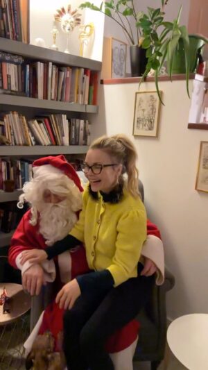 Izabella Miko Instagram - When your dad @mamteatrpolska is an actor, you never know what kind of an outfit he’s going to come down in 😝 Now you know where my silliness and crazy ways come from!
Never miss an opportunity to make your inner child happy, therefore never miss an opportunity to sit on Santa’s lap and reaffirm that you in fact were THE GOODDEST GIRL all freakin year long!
Were you?

#actorslife #actors #santaiscoming #familytime #poland #polishgirl #polskadziewczyna #tata #tatus #daddaughter #actorsfamily #acting #santaslap #christmastime #family #innerchild #neverstoplaughing #laughteristhebestmedicine