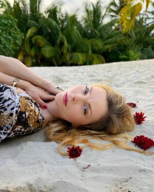 Izabella Miko Instagram - Happy International Women’s Day my Lovelies! Embrace your feminine and all the power that comes with that gift and celebrate everything that makes us so unique! Personally, I thrive in my feminine the most when I’m supported by the masculine, where I can relax into my vulnerability and feel safe, so I celebrate all of the men in my life today as they help me blossom and be the best I can be!
And dear woman I appreciate everything you do. We are asked to look good, be successful, nurturing, be mothers and wives and housekeepers and cooks and somehow do it all in high heels smiling without forming a wrinkle or an inch of cellulite. Yes, maybe nobody is “telling” us to do that anymore, but the social pressure is there and it’s not easy not to crumble under the weight of it. I see you and feel you. You are all heroes to me!!!!

#womenarebeautiful #womenareheroes #dzienkobiet #polskakobieta #polskadziewczyna #polishgirl #polishwoman #polishwomen #embracethefeminine #femininity #tobeawoman #whatwomengothrough #celebratewomen #jestesciepiekne #tulum #beachlife