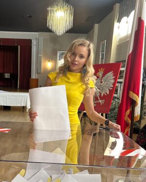 Izabella Miko Instagram - Polonia w Los Angeles głosowała w sobote, teraz czas na Was! Glosujecie?
Us Polish voted in LA on Saturday now is the time for the rest of you! Are you gonna vote?
During a time where we feel like we have so little control over what is happening in the world, showing up and voting sends massive action energy into the world (even if you don’t believe voting actually matters) It’s an action for change, it’s a commitment to your fellow humans to your community. Its you not just complaining about it, but doing something about it.

W czasie, gdy czujemy, że mamy tak małą kontrolę nad tym, co dzieje się na świecie, sam akt przyjscia na głosowanie wysyła ogromną „energię w akcji” na świat (nawet jeśli nie wierzysz, że głosowanie naprawdę ma znaczenie) Jest to działanie na rzecz zmiany, robisz to dla twoich bliźnich, dla twojej społeczności. Zamiast narzekać coś z tym zrób!

#polska #wybory2023 #wybory #polonia #glosuj #Polska #polishgirl #polskadziewczyna #youmatter #everyvotecounts #letsdoit