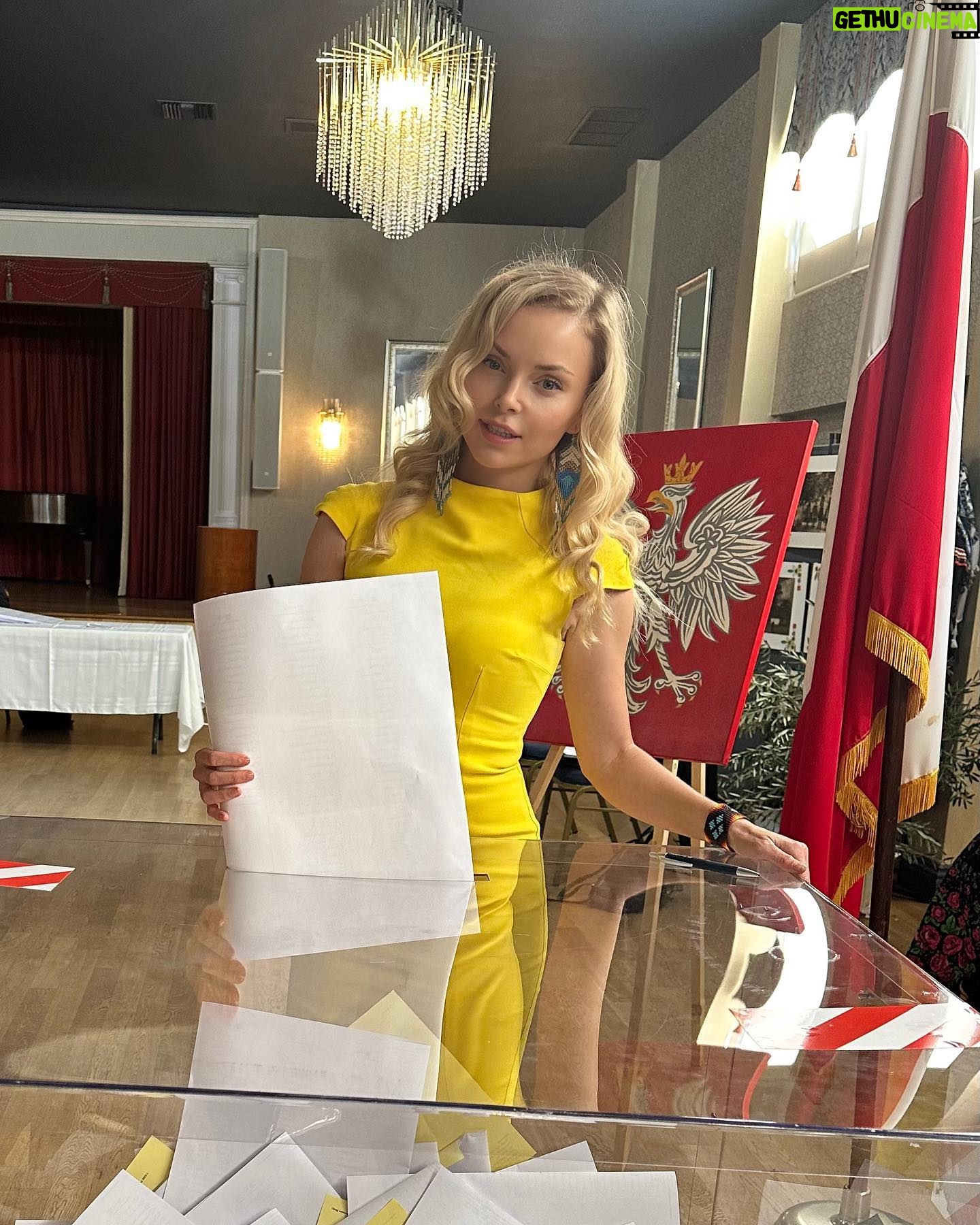 Izabella Miko - 3 Likes - Polonia w Los Angeles głosowała w sobote, teraz czas na Was! Glosujecie?
Us Polish voted in LA on Saturday now is the time for the rest of you! Are you gonna vote?
During a time where we feel like we have so little control over what is happening in the world, showing up and voting sends massive action energy into the world (even if you don’t believe voting actually matters) It’s an action for change, it’s a commitment to your fellow humans to your community. Its you not just complaining about it, but doing something about it.
W czasie, gdy czujemy, że mamy tak małą kontrolę nad tym, co dzieje się na świecie, sam akt przyjscia na głosowanie wysyła ogromną „energię w akcji” na świat (nawet jeśli nie wierzysz, że głosowanie naprawdę ma znaczenie) Jest to działanie na rzecz zmiany, robisz to dla twoich bliźnich, dla twojej społeczności. Zamiast narzekać coś z tym zrób!
#polska #wybory2023 #wybory #polonia #glosuj #Polska #polishgirl #polskadziewczyna #youmatter #everyvotecounts #letsdoit