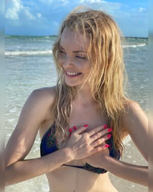 Izabella Miko Instagram - Nature and especially the beach is my happy place. And so is my state of gratitude, that’s where I create more “happy”. Today my heart is full. I’ve attracted the most amazing and caring people into my life this year and deepened friendships that I’ve had for years. I’m learning I don’t have to do it all alone. Community is key. I hope you find your tribe to do life with, it makes everything so much more colorful! … Happy Thanksgiving! 

#thankful #community #tribe #heartfull #myheartisfull #givingthanks #gratitude findyourtribe #beachlife #tulum #polishgirl #polskadziewczyna #dancerlife #dancers #heartenergy #openyourheart #receiving