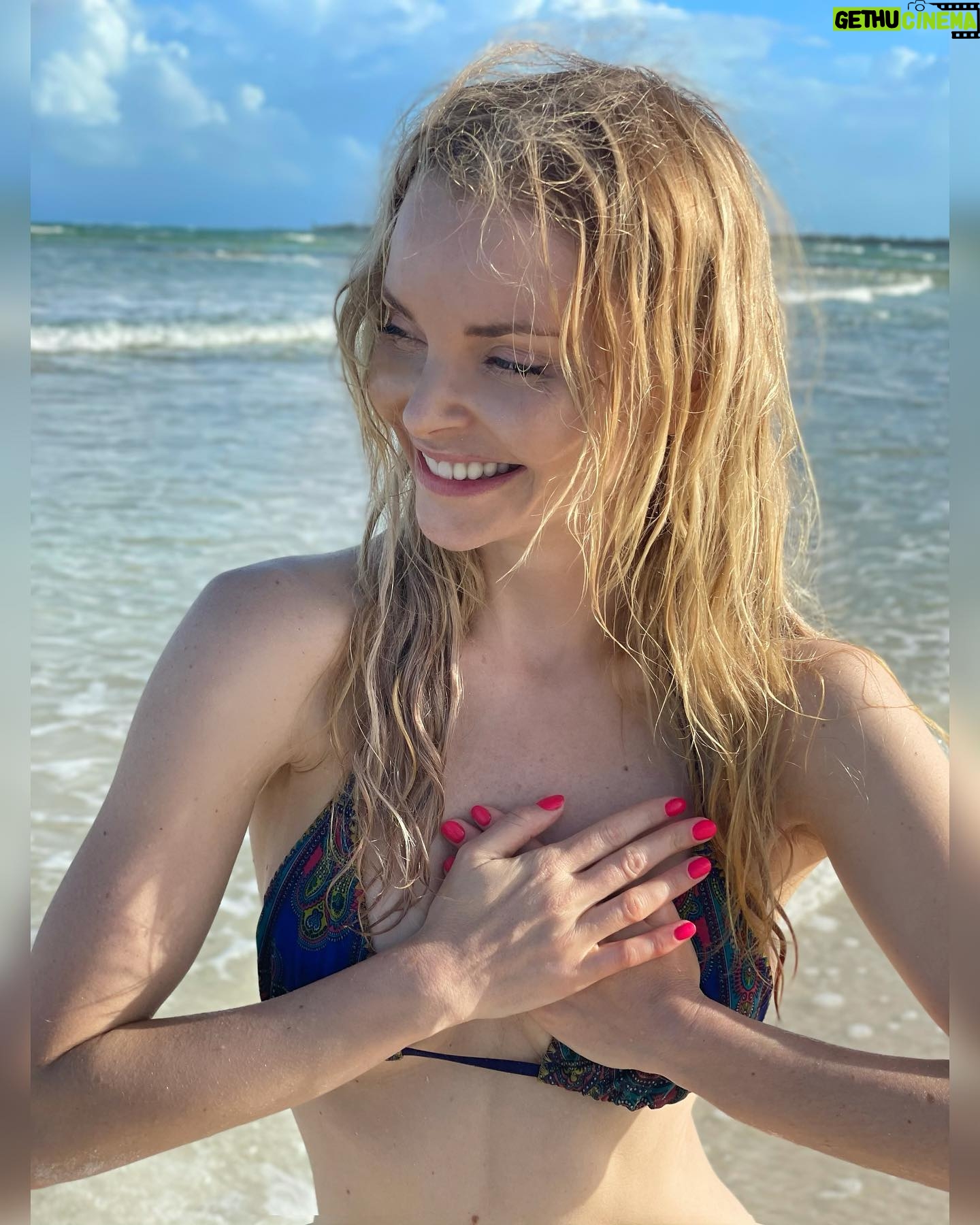Izabella Miko - 3 Likes - Nature and especially the beach is my happy place. And so is my state of gratitude, that’s where I create more “happy”. Today my heart is full. I’ve attracted the most amazing and caring people into my life this year and deepened friendships that I’ve had for years. I’m learning I don’t have to do it all alone. Community is key. I hope you find your tribe to do life with, it makes everything so much more colorful! … Happy Thanksgiving!
#thankful #community #tribe #heartfull #myheartisfull #givingthanks #gratitude findyourtribe #beachlife #tulum #polishgirl #polskadziewczyna #dancerlife #dancers #heartenergy #openyourheart #receiving