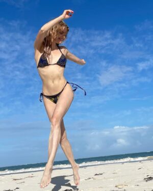 Izabella Miko Instagram - Nature and especially the beach is my happy place. And so is my state of gratitude, that’s where I create more “happy”. Today my heart is full. I’ve attracted the most amazing and caring people into my life this year and deepened friendships that I’ve had for years. I’m learning I don’t have to do it all alone. Community is key. I hope you find your tribe to do life with, it makes everything so much more colorful! … Happy Thanksgiving! 

#thankful #community #tribe #heartfull #myheartisfull #givingthanks #gratitude findyourtribe #beachlife #tulum #polishgirl #polskadziewczyna #dancerlife #dancers #heartenergy #openyourheart #receiving