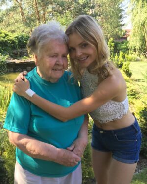 Izabella Miko Instagram - Swipe right for more gems! ❤️ My Babcia transitioned Iast weekend in her sleep… she was 95 and was painting up until her last day (a talent that she discovered in the last year of her life!) Words can’t describe how much we will miss her protection with all the prayers and her incredible sense of humor!
We got to shoot some funny vids when I was recovering from my feet surgeries, as she was always up for anything. She always had the best punchlines! She got her first computer at 90 years old and always found her way in this modern world, praying for us with all of her heart. 
She has been ready to reunite with her husband (my grandpa) for a while and kept joking that God must have forgotten about her 🤣 We are all super sad that she’s gone, but also happy for her to be with him and finally God, as she wanted it so much. Please say a prayer that her journey out there is smooth and beautiful. We will be celebrating her life this Saturday in Sulejówek and next week in Kraków:-)
She has always been an angel, now she will get a proper set of wings to fly…. 😇❤️🌈

Odeszła moja babcia w zeszły weekend… śpiąc słodko. Miała 95 lat i malowała aż do ostatniego dnia (talent, który odkryła w ostatnim roku życia!). Słowa nie są w stanie opisać, jak bardzo będzie nam brakować jej opieki przy wszystkich modlitwą i jej niesamowitego poczucia humoru!
Kiedy wracałam do zdrowia po operacjach stóp, nakręciliśmy kilka śmiesznych filmów, bo ona zawsze była gotowa na wszystko. Swój pierwszy komputer dostała w wieku 90 lat i zawsze odnajdywała się we współczesnym świecie, modląc się za nas całym sercem.
Od już jakiegoś czasu była gotowa być ze swoim mężem (moim dziadkiem) i ciągle żartowała, że Bóg musiał o niej zapomnieć 🤣 Wszyscy jesteśmy bardzo smutni, że jej nie ma, ale też szczęśliwi, że jest z nim i w końcu z Bogiem, bo bardzo tego chciała. Proszę, pomódlcie się, aby jej podróż tam przebiegła gładko i pięknie. Jej życie będziemy świętować w najbliższą sobotę w Sulejówku i za tydzień w Krakowie:-)
Zawsze była aniołem, teraz dostanie odpowiedni zestaw skrzydeł, by móc latać…. 😇❤️

#ripgrandma #babcia #gradmasarethebest #babciesąnajlepsze