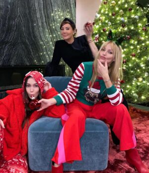 Izabella Scorupco Instagram - Santa’s slayyy ❤️ Happy Holidays lovies wherever you are 🎄💋🎄