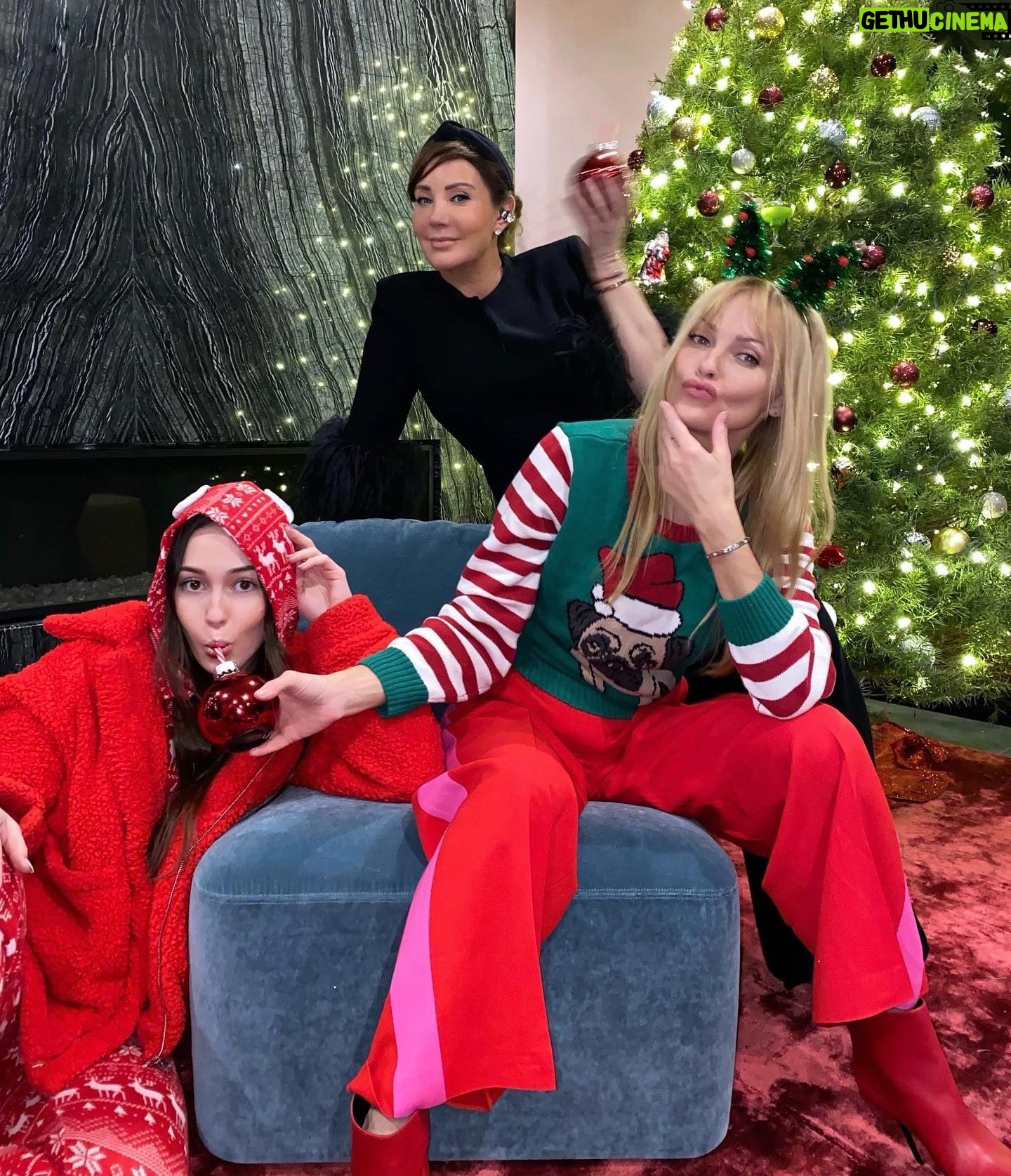 Izabella Scorupco - 5.9K Likes - Santa’s slayyy ❤️ Happy Holidays lovies wherever you are 🎄💋🎄