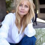 Izabella Scorupco Instagram - Läs om mina skönhetstips i senaste numret av @damernasvarld Foto: @evalottafreden 🤍