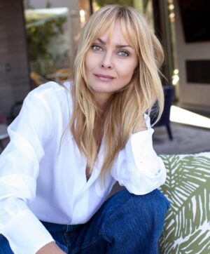 Izabella Scorupco Instagram - Läs om mina skönhetstips i senaste numret av @damernasvarld Foto: @evalottafreden 🤍