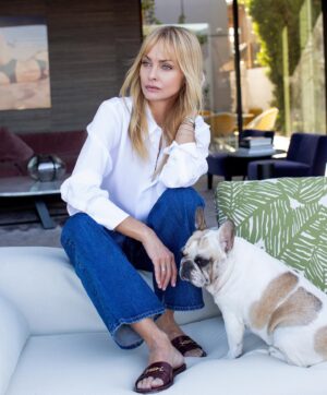 Izabella Scorupco Instagram - Läs om mina skönhetstips i senaste numret av @damernasvarld Foto: @evalottafreden 🤍