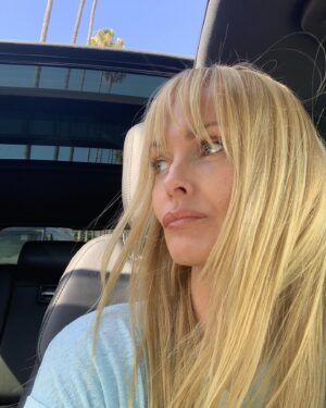Izabella Scorupco Instagram - Monday, mercury retrograde... kämpa #mantra #tantra ❤️