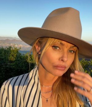 Izabella Scorupco Instagram - Run with intuition 🖤

@runwith_jewelry