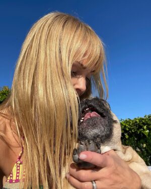 Izabella Scorupco Instagram - In dog therapy ❤️‍🩹