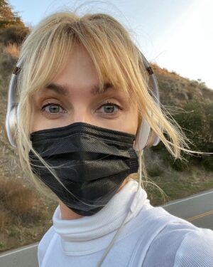 Izabella Scorupco Instagram - Hi 👋🏼, I think I’m back. My first post-Covid hike today without feeling like I’m gonna die. This has been a crazy ride. Surprising new symptoms every day for the past 7 weeks. Lost smell/taste to begin with, now everything I eat/drink tastes like metal. Worst has been the unbearable headaches days and nights, and now this fatigue and brain-fog that I can’t wait to, or hoping to, get rid of. I just want to feel a little normal again. The good thing is I have antibodies now for a few months ahead, so I will ask a lot of friends and people for hugs. It might get awkward and I’m so sorry about that. But I’ve really missed those hugs ❤️ Take care of yourself and protect your loved ones. Be aware, upfront, honest and wear your mask #grateful