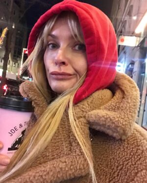 Izabella Scorupco Instagram - Damn it’s cold in my Swedenland! 🥶
