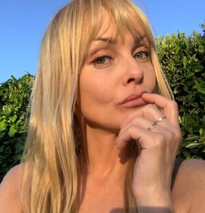Izabella Scorupco Instagram - You’re far away. I miss you. But you’re always with me 💍 @runwith_jewelry #runwithlove