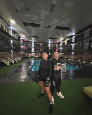 Jéssica Andrade Instagram - Tínhamos uns  pares de luvas,uns metros quadrados , motivo e vontade de sobra .
Se movimentando com minha parça @jessicammapro 🫠 
.
.
.
.
.
.

#ufc #prvtgirls  #bjj #mma #boxing #boxe #nogigrappling #nike #venum #barber #espoter  #fight #okaydeebarbearia