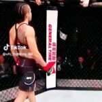 Jéssica Andrade Instagram - Uma das melhores luta da minha carreira eu e a @claudiagadelha demos um show no Japão 🇯🇵 que luta sangrenta se eu não me engano eu tive 15 pontos na cabeça do corte que abriu mais a luta foi incrível One of the best fights of my career, @claudiagadelha and I put on a great show in Japan 🇯🇵 what a bloody fight if I’m not mistaken I had 15 stitches on my head from the cut that opened it but the fight was incredible
