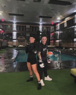 Jéssica Andrade Instagram - Tínhamos uns  pares de luvas,uns metros quadrados , motivo e vontade de sobra .
Se movimentando com minha parça @jessicammapro 🫠 
.
.
.
.
.
.

#ufc #prvtgirls  #bjj #mma #boxing #boxe #nogigrappling #nike #venum #barber #espoter  #fight #okaydeebarbearia