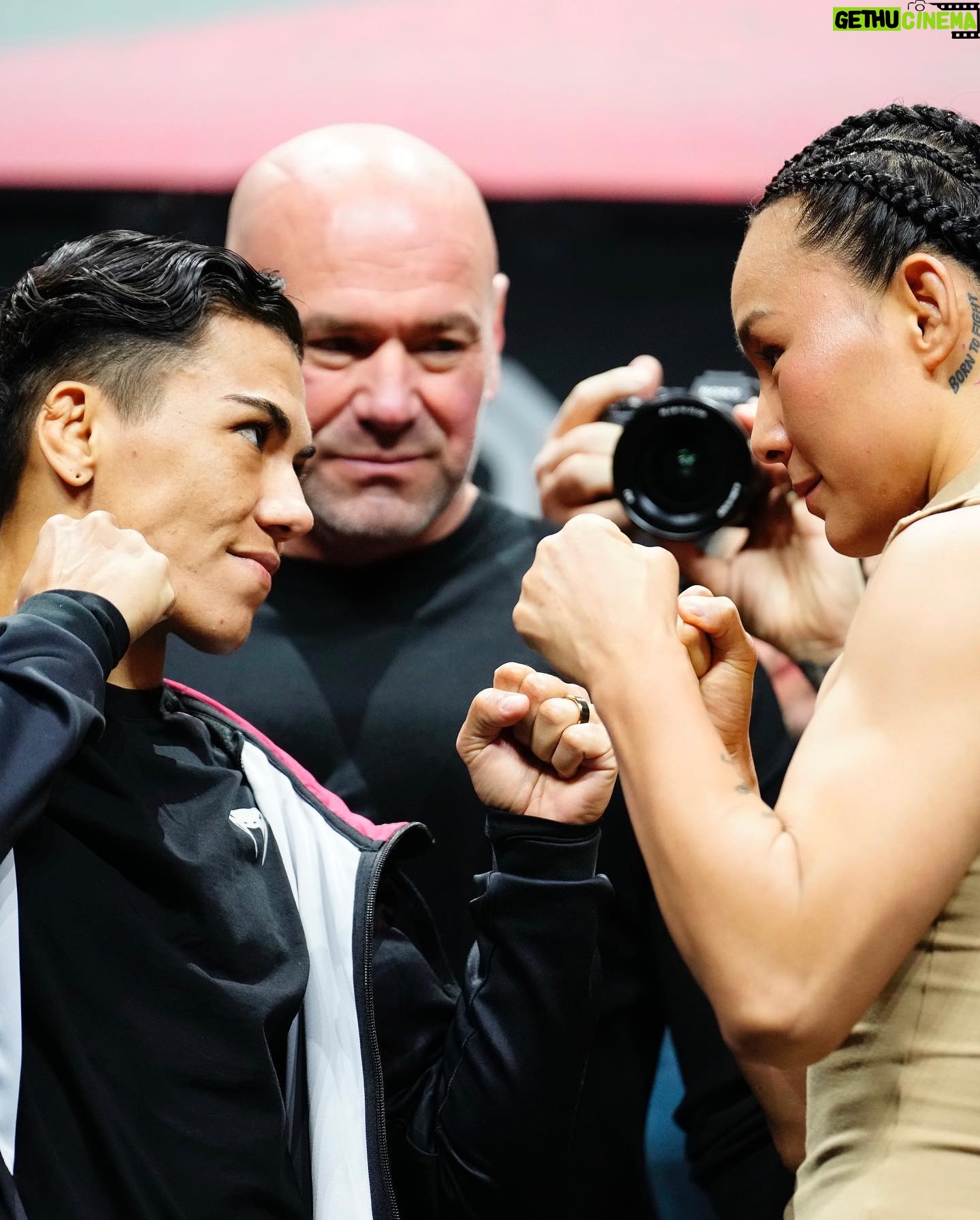 Jéssica Andrade Instagram - No final de 2011, Jéssica Andrade (@jessicammapro), que já praticava o jiu-jitsu, recebeu o convite para uma luta de MMA em um evento próximo de sua cidade, Umuarama, "uma bem pequena do interior do Paraná", como descreve em entrevista à nossa colaboradora de lifestyle, @mariluisapp. “Eu nem sabia o que era MMA, mas topei o desafio”, conta. A partir daí, Jéssica começou a treinar e, após algumas lutas vencidas, percebeu que poderia fazer carreira. Em 2013, mudou-se para o Rio de Janeiro para focar somente no esporte e, nessa época, o Ultimate Fighting Championship (UFC) abriu pela primeira vez uma categoria feminina e a contratou. No dia 27 de julho de 2013, ela se tornou a primeira brasileira a lutar no octógono e, hoje, coleciona uma porção de vitórias. Leia a entrevista completa para conhecer a história de Jessica no nosso link da bio.