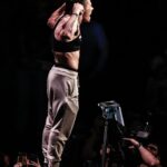 Jéssica Andrade Instagram - No final de 2011, Jéssica Andrade (@jessicammapro), que já praticava o jiu-jitsu, recebeu o convite para uma luta de MMA em um evento próximo de sua cidade, Umuarama, "uma bem pequena do interior do Paraná", como descreve em entrevista à nossa colaboradora de lifestyle, @mariluisapp. “Eu nem sabia o que era MMA, mas topei o desafio”, conta. A partir daí, Jéssica começou a treinar e, após algumas lutas vencidas, percebeu que poderia fazer carreira. Em 2013, mudou-se para o Rio de Janeiro para focar somente no esporte e, nessa época, o Ultimate Fighting Championship (UFC) abriu pela primeira vez uma categoria feminina e a contratou. No dia 27 de julho de 2013, ela se tornou a primeira brasileira a lutar no octógono e, hoje, coleciona uma porção de vitórias. Leia a entrevista completa para conhecer a história de Jessica no nosso link da bio.