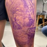 Jéssica Andrade Instagram - Fala galera tá aí mais um trabalho maravilhoso no meu amigo Fabio do rabisca Tattoo estou muito feliz com o restado o melhor tatuador que eu já fiz tatuagem meu braço esquerdo a parte da frente foi toda ele quem fez e a perna agora é só o começo do trabalho que vamos realizar juntos vou fechar a perna toda demorei um pouco para postar porque queria fazer um vídeo bem legal com ajuda do Bruno tá aí galera o resultado final muito obrigado Fabio e a toda sua equipe por sempre me tratarem Tão bem e me receberem De braços abertos ate o final do ano tenho certeza que vamos concluir esse projeto agora a joelhada na cara das opoentes vai ficar mais forte 💪🏼