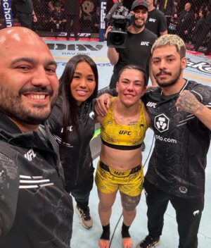 Jéssica Andrade Instagram - Noite especial, em um evento especial, e uma vitória especial!
A Jessica é inacabável, e segue fazendo história, a mulher com mais vitórias na história do UFC, e como ela gosta de dizer “não morri ainda não” HAHAH Orgulho gigantesco de você, é merecedora demais 🔥❤️🫶🏾 DEUS É BOM O TEMPO TODO!!!!

.
.
.
.
 #UFC300 #jessicaandrade #holloway #poatan #mma #ufc