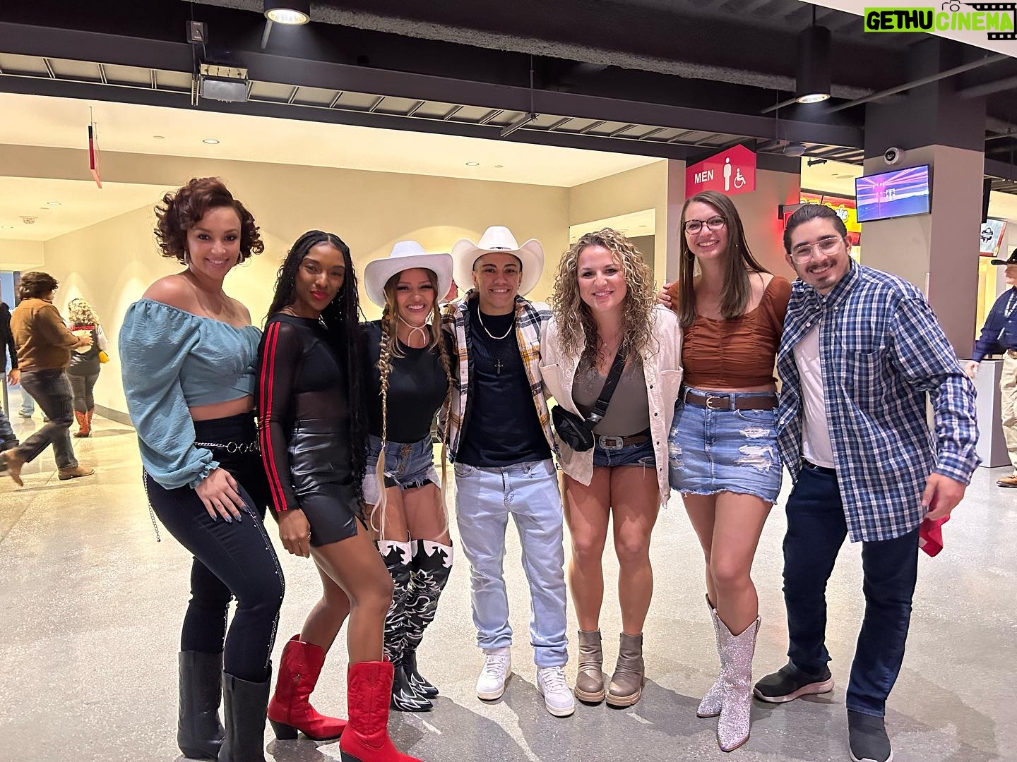 Jéssica Andrade Instagram - Que noite legal estou muito feliz de ter tido a oportunidade de estar nesse rodeio que é tão famoso e o mais legal estar junto com as pessoas que eu gosto é que trabalham comigo no dia dia muito obrigado @ufcpi ao UFC @danawhite e a todos @felipeprvtdias @nobruprvt @marcopreparadorfisico @jilliankelly14 @sweet_dreams_jhill What a nice night I am very happy to have had the opportunity to be in this rodeo that is so famous and the coolest thing to be together with the people I like is that they work with me on the day thank you very much @ufcpi to UFC @danawhite and to everyone @felipeprvtdias @nobruprvt @marcopreparadorfisico @jilliankelly14 @sweet_dreams_jhill