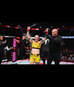 Jéssica Andrade Instagram - Noite especial, em um evento especial, e uma vitória especial!
A Jessica é inacabável, e segue fazendo história, a mulher com mais vitórias na história do UFC, e como ela gosta de dizer “não morri ainda não” HAHAH Orgulho gigantesco de você, é merecedora demais 🔥❤️🫶🏾 DEUS É BOM O TEMPO TODO!!!!

.
.
.
.
 #UFC300 #jessicaandrade #holloway #poatan #mma #ufc